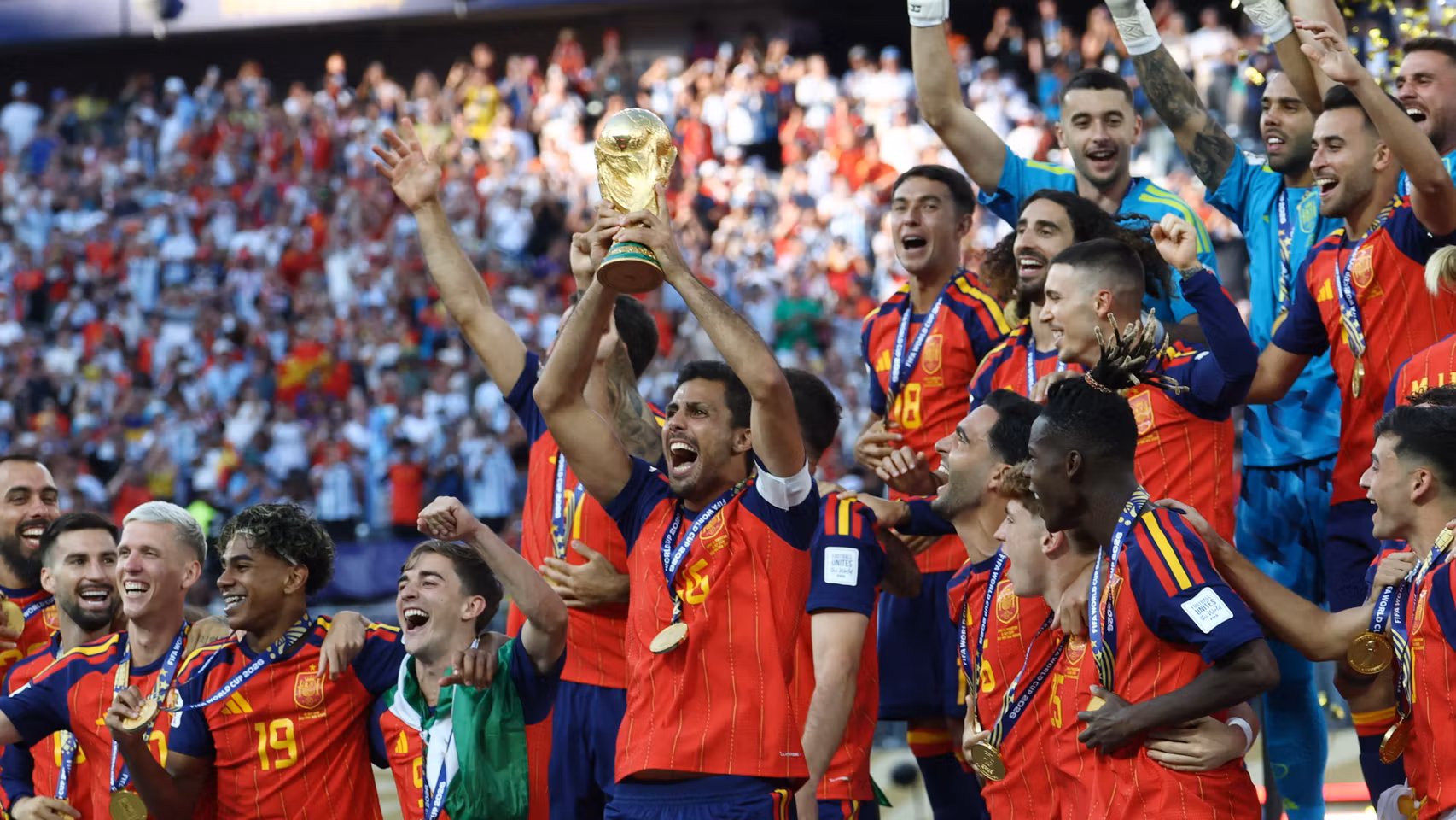 Rodri alza la Copa del Mundo tras ganar a Argentina.
