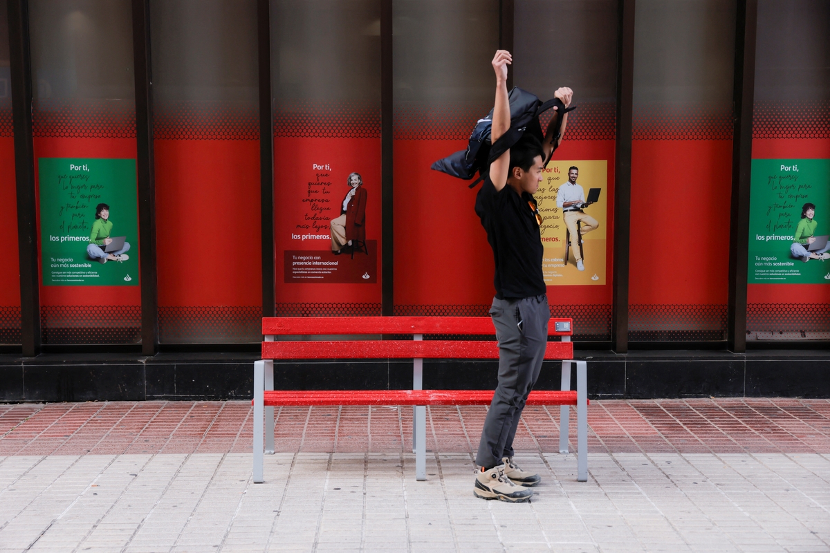 Imagen de archivo de una persona frente a una sucursal del Banco Santander en Málaga, España. 24 abril 2024. REUTERS/Jon Nazca