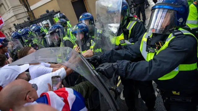 Unos manifestantes se enfrentan a unos policías