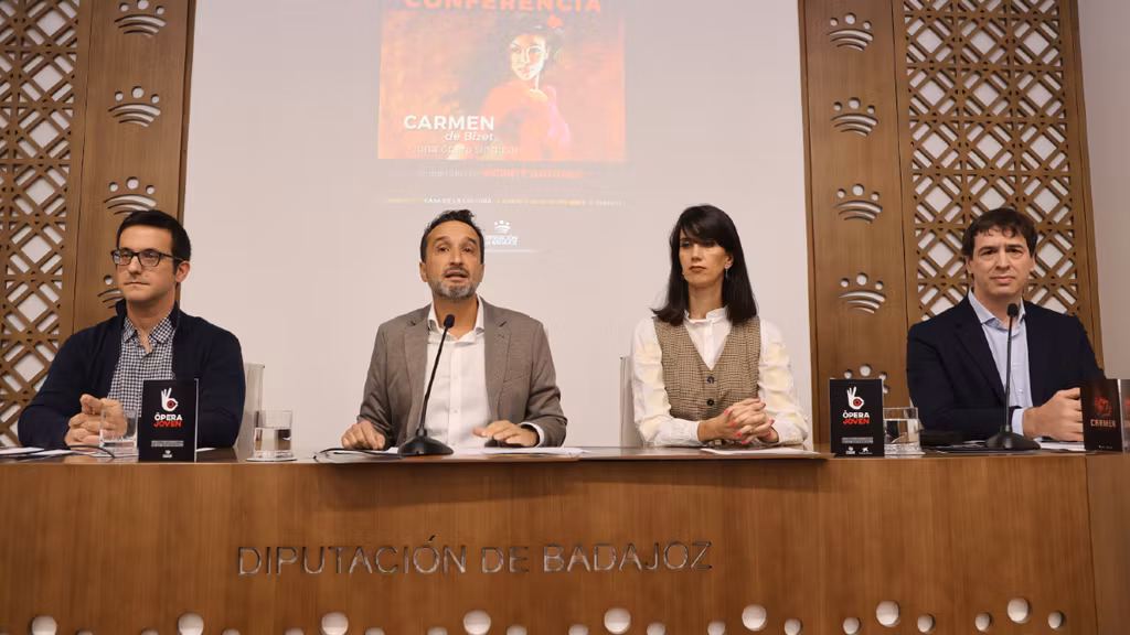 David Sánchez (derecha) durante una presentación de la Ópera Joven.