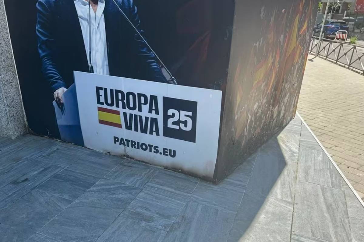 La sede de Vox en Madrid, con ligeros desperfectos en la base.