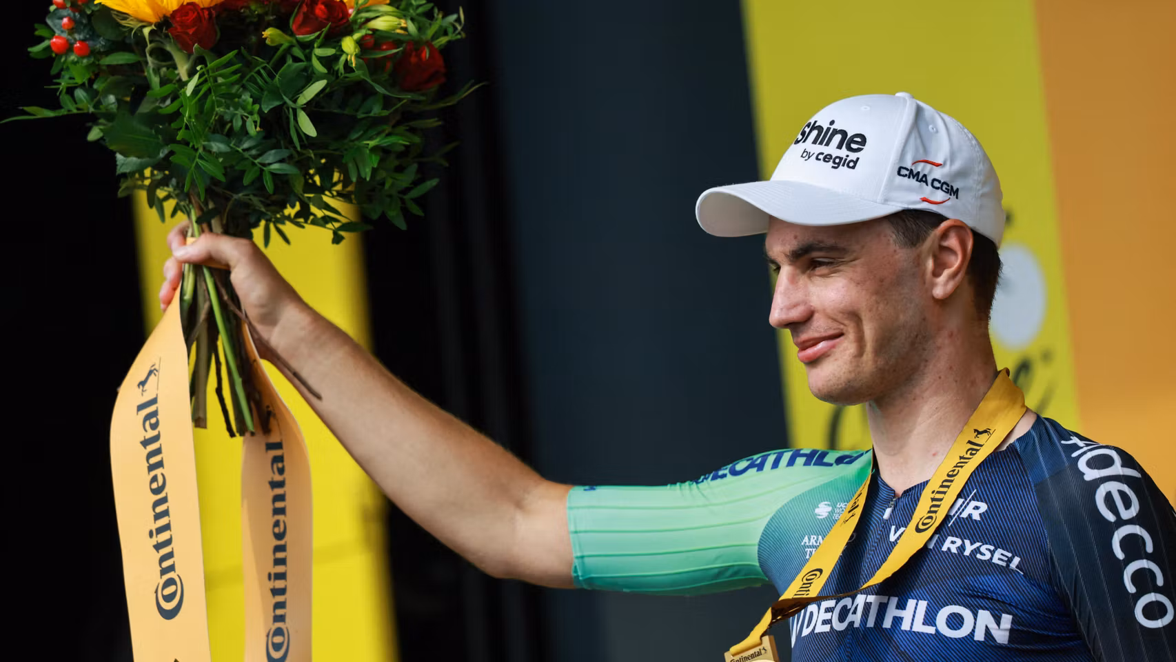 Olav Kooij celebra su victoria en el Tour de Francia.