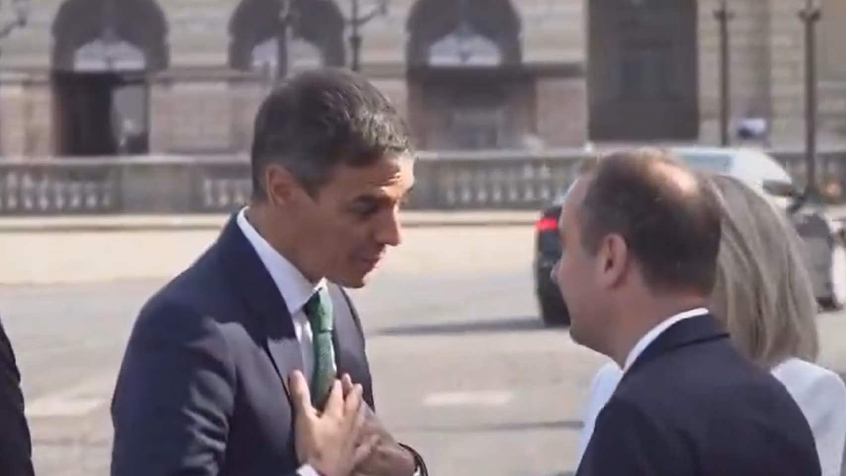 Sánchez se disculpa ante el primer ministro francés, Sébastien Lecornu, y Brigitte Macron, por las palabras de Rajoy sobre la selección francesa.