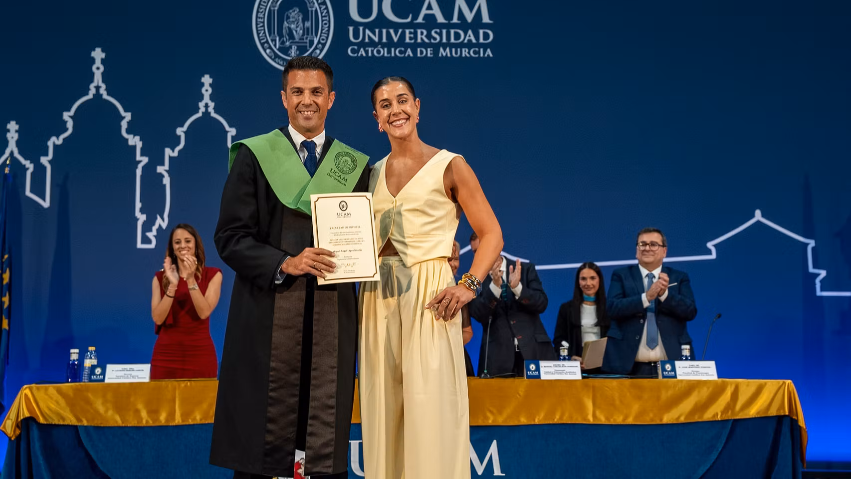 Carolina Marín junto a un estudiante graduado en Ciencias y Actividad Física del Deporte.