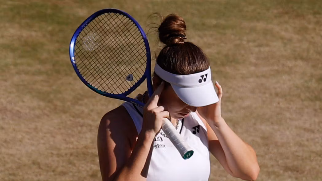Nosková tapándose los oídos durante la final.