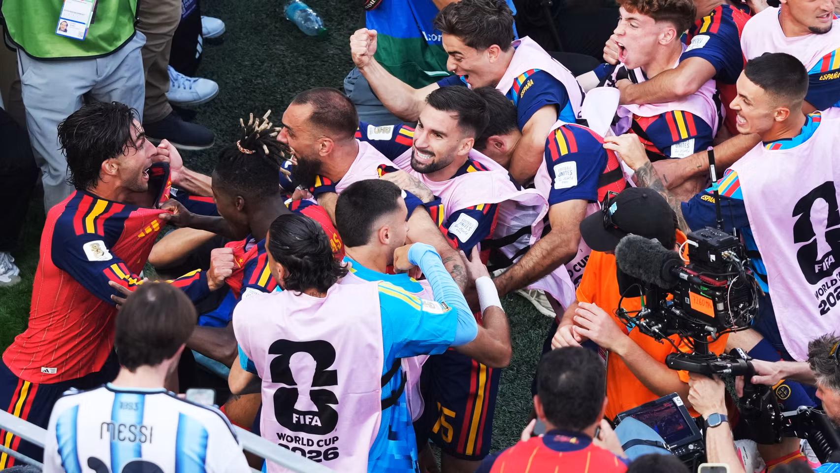 La locura desatada entre los jugadores de la Selección tras el gol de Ferran Torres a Argentina.