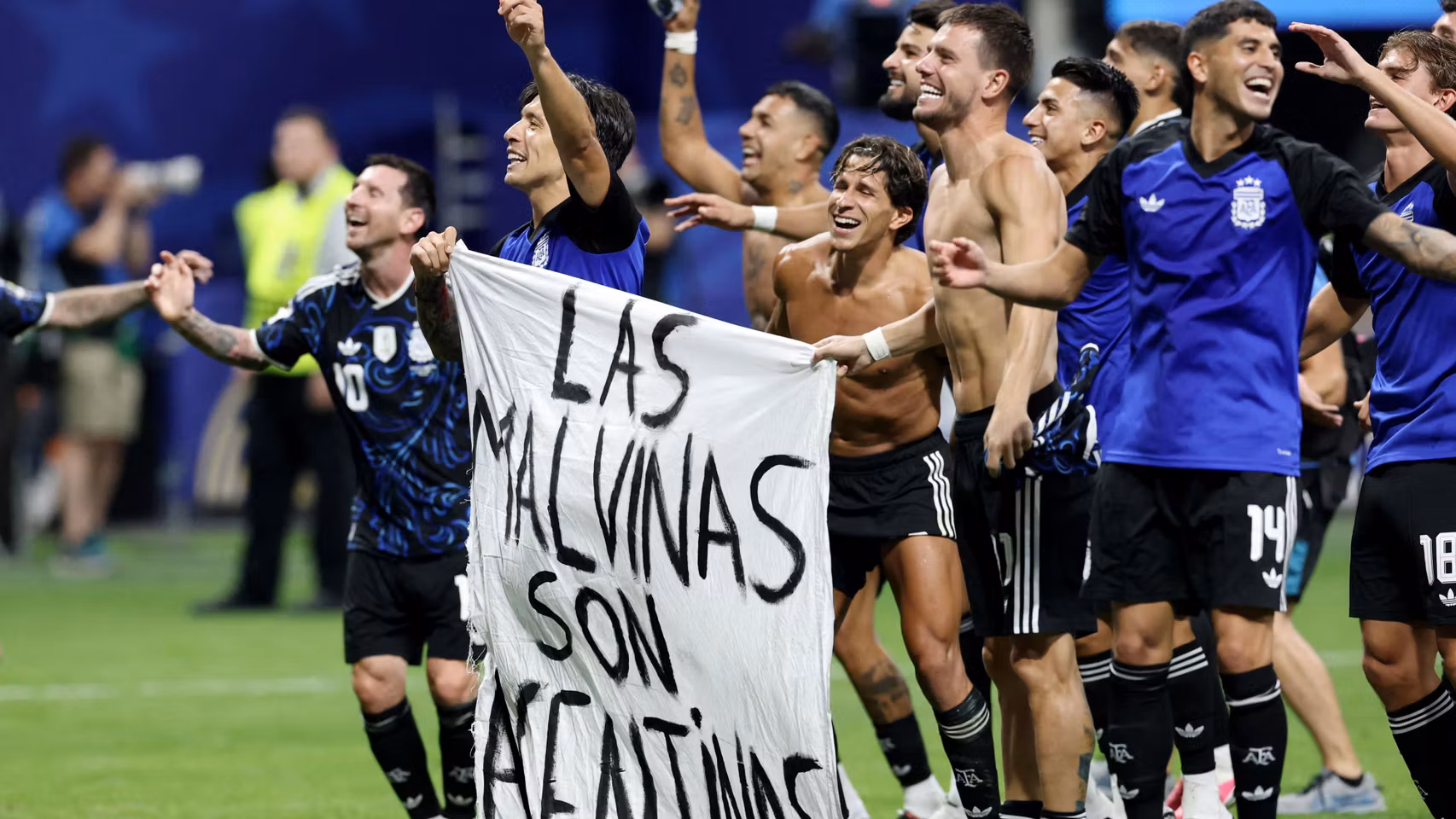 Los jugadores argentinos celebran la victoria frente a Inglaterra.