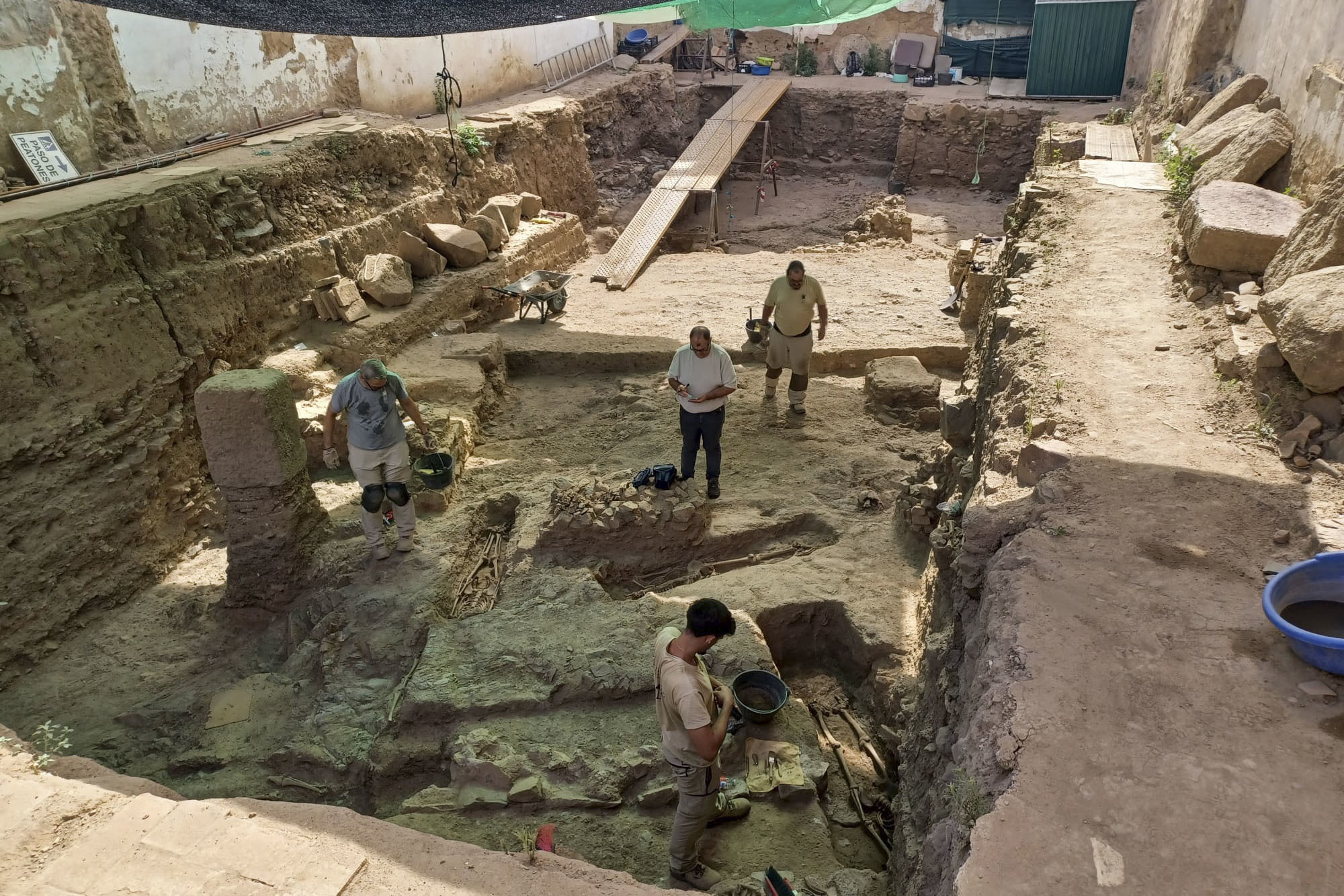 La excavación arqueológica en una solar de Mérida donde han hallado la lápida.