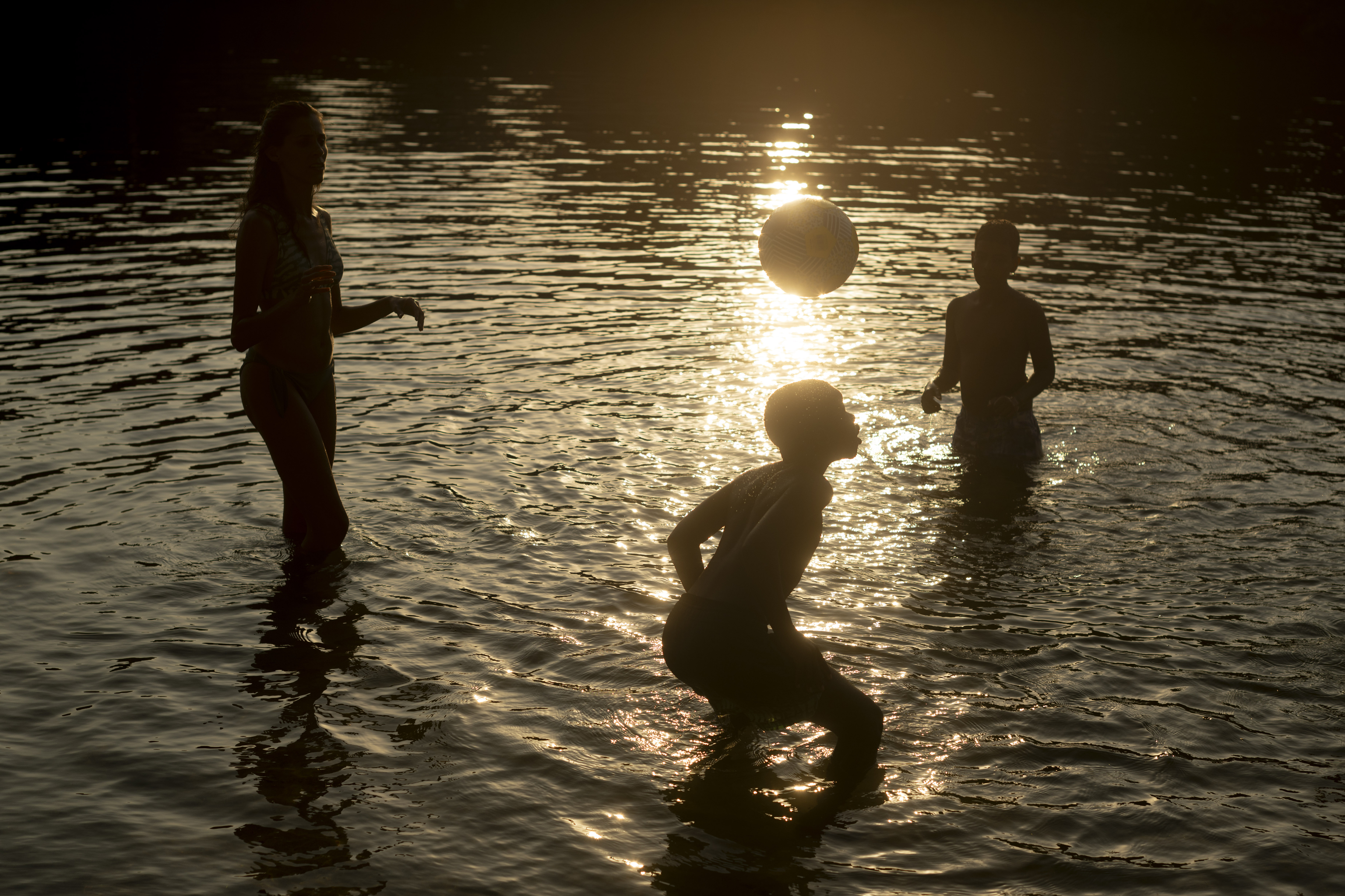 Varias personas se refrescan en las aguas del río Avia, a su paso por Leiro (Ourense), este martes.