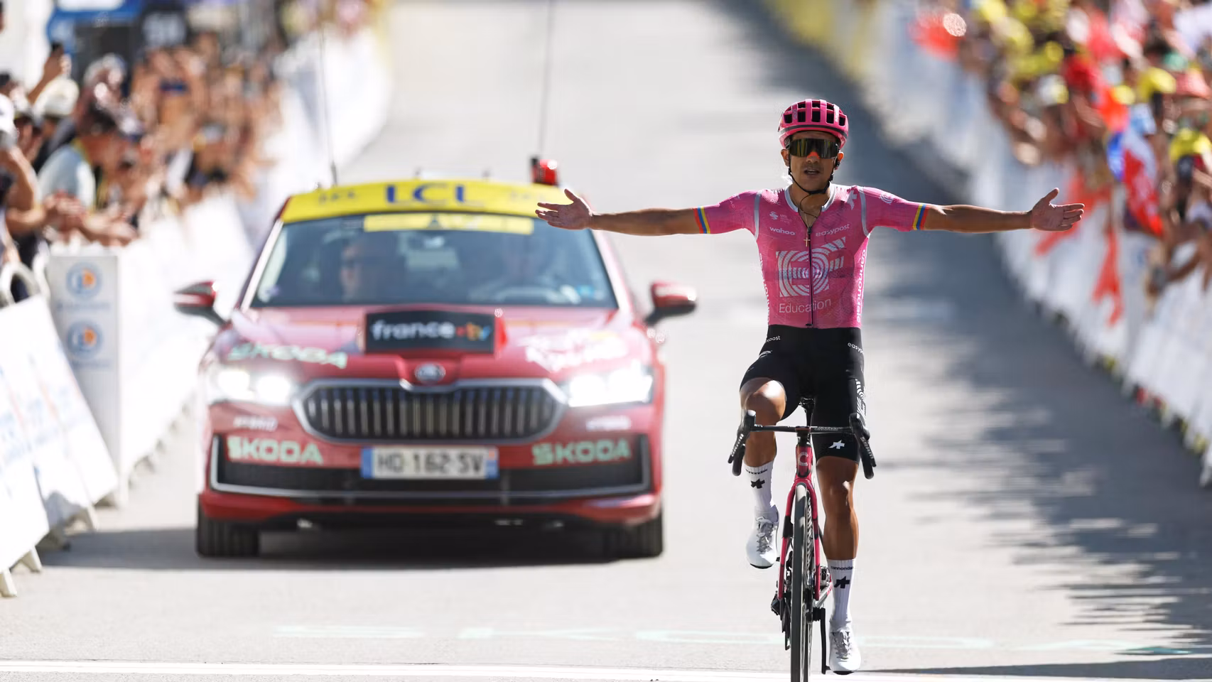 Richard Carapaz celebra su victoria en el Tour de Francia.