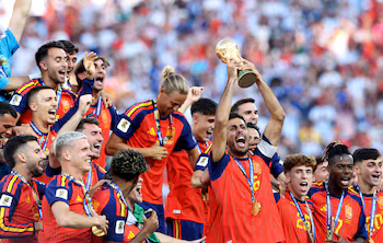Rodri, de España, alza el trofeo de la Copa Mundial junto a sus compañeros de equipo mientras celebran la victoria. (REUTERS/Amanda Perobelli)