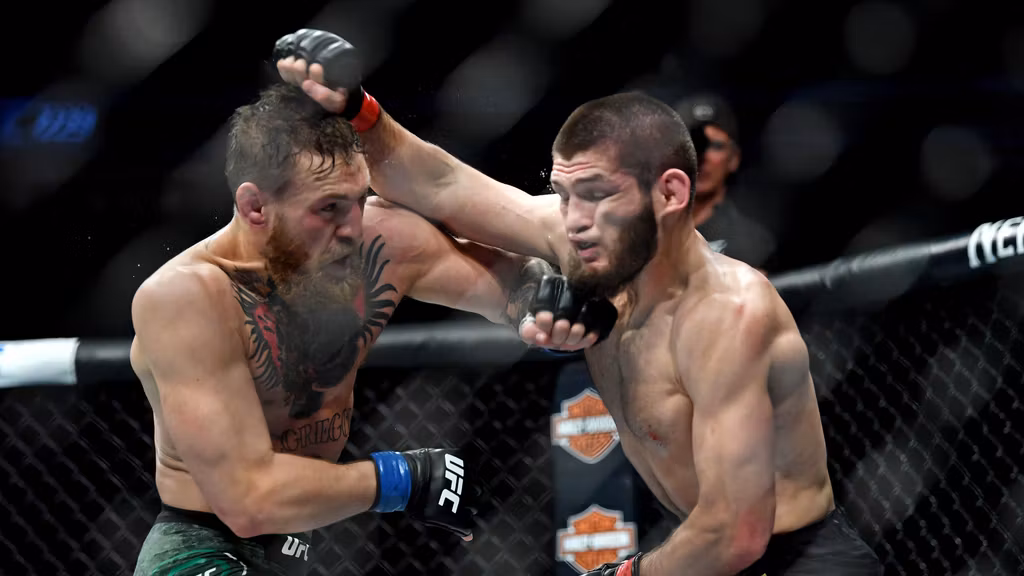 McGregor y Khabib, en su combate histórico en la UFC.