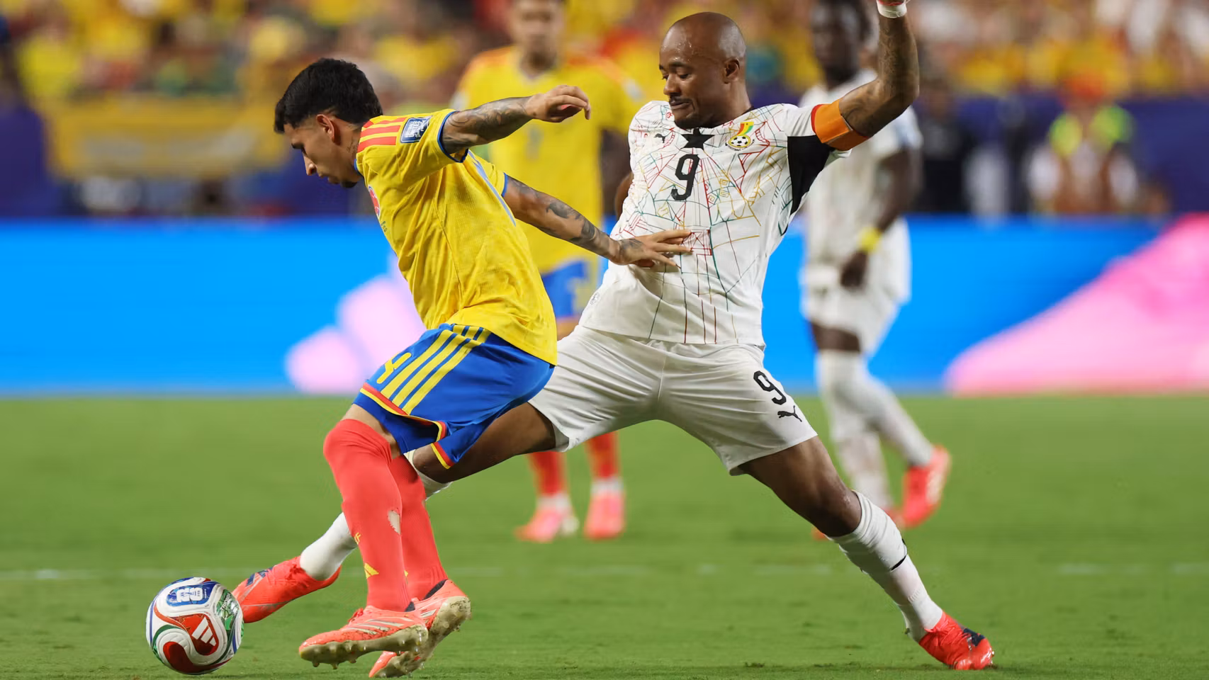 Ayew y Gustavo Puerta pelean un balón.