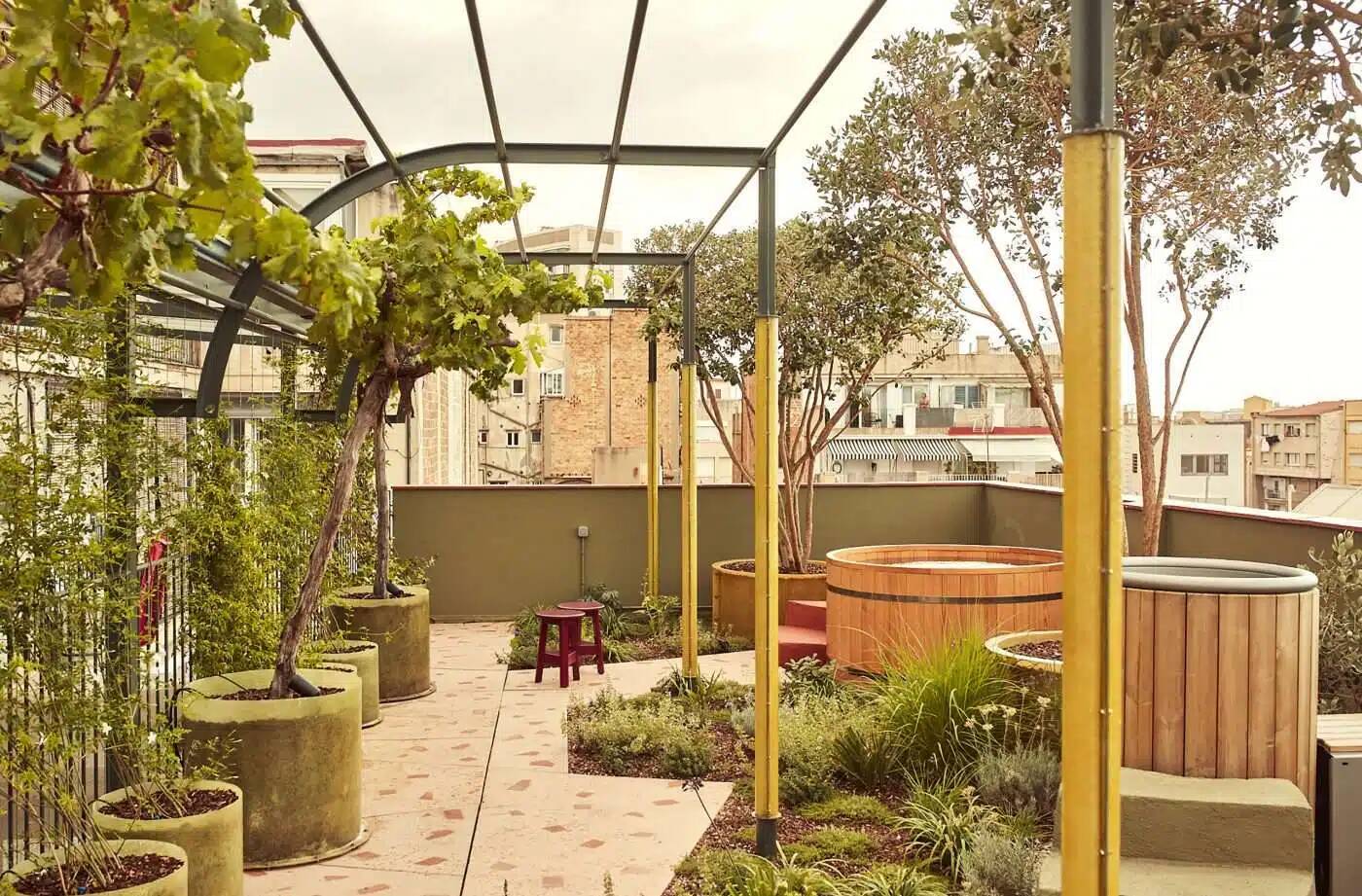 Foto: Las termas instaladas en la azotea de este hotel del Eixample transforman la terraza en un oasis urbano. (Casa Bonay)