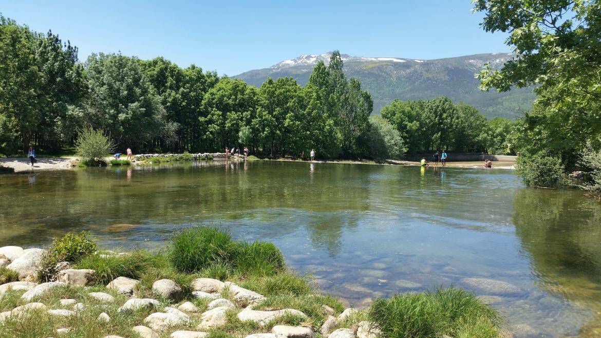 Foto: El río forma aquí varias piscinas naturales rodeadas de bosque, con las montañas de la Sierra de Guadarrama como telón de fondo. (Comunidad de Madrid)