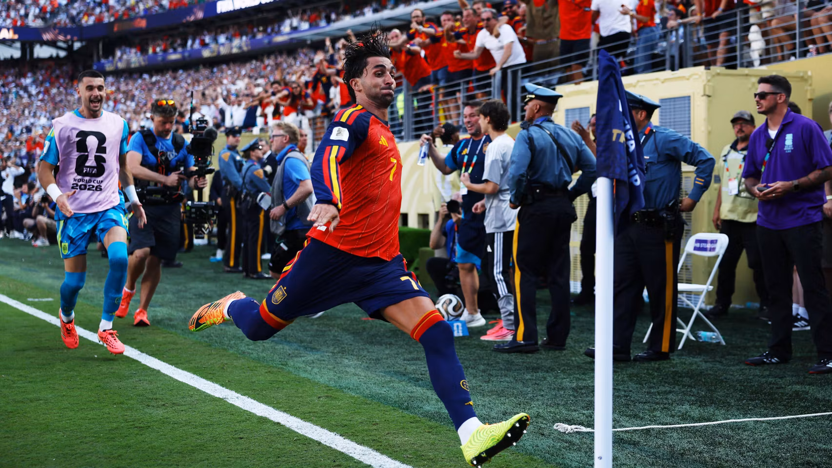 Ferran Torres celebra con rabia el gol que hace a España campeona del mundo por segunda vez.