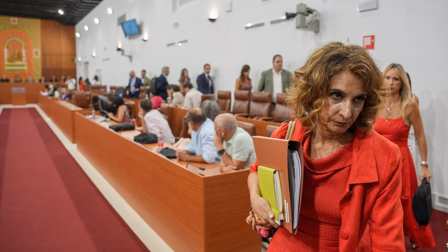 La secretaria general del PSOE, María Jesús Montero, seguida por los diputados de su bancada al abandonar el pleno.
