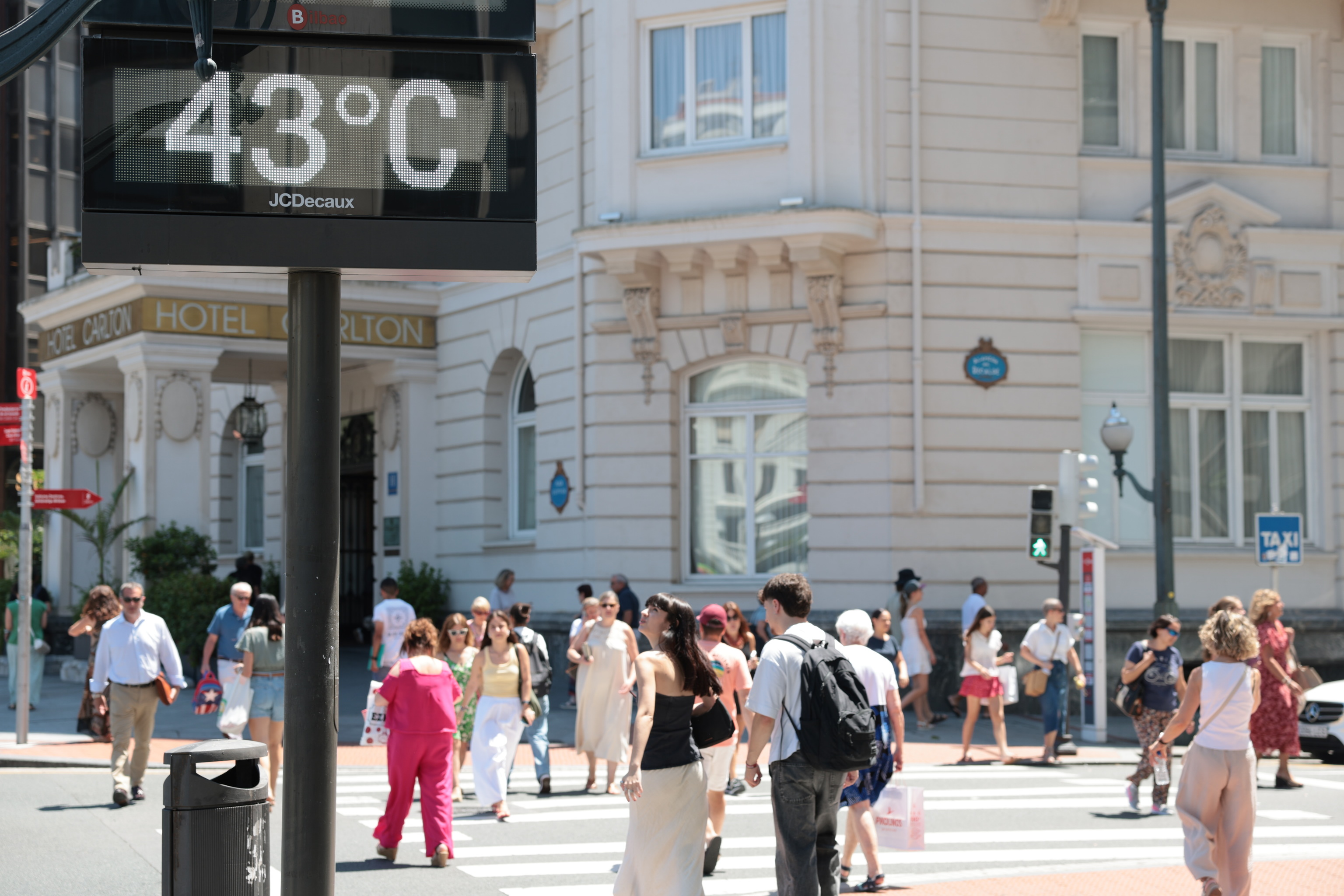 Un termómetro en Bilbao marca 43 grados este lunes en Bilbao.