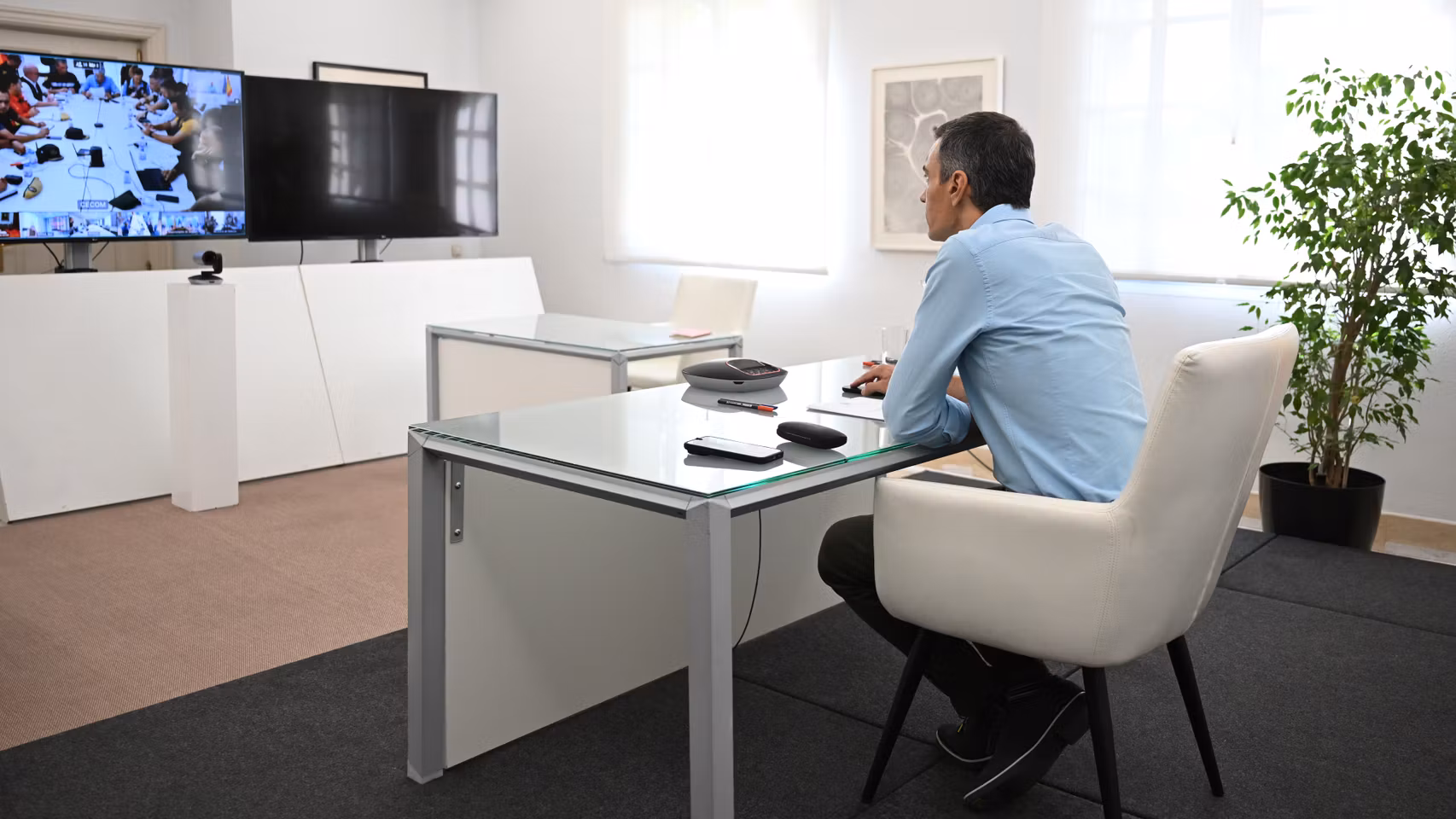 Pedro Sánchez preside por videoconferencia desde Moncloa la reunión del CECOD del Plan Estatal de Emergencias, este viernes.