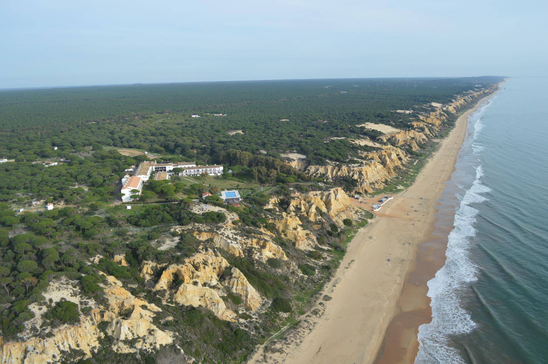 Foto: El Parador a pocos metros de la playa ideal para desconectar este verano. (Paradores)