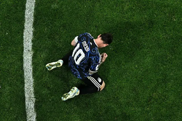 Lionel Messi arrodillado