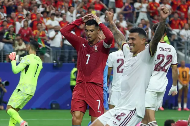 Cristiano se pone las manos en la cabeza mientras Pedro Porro, el jugador número 12 de España, celebra el pase de su país a la siguiente ronda del mundial.