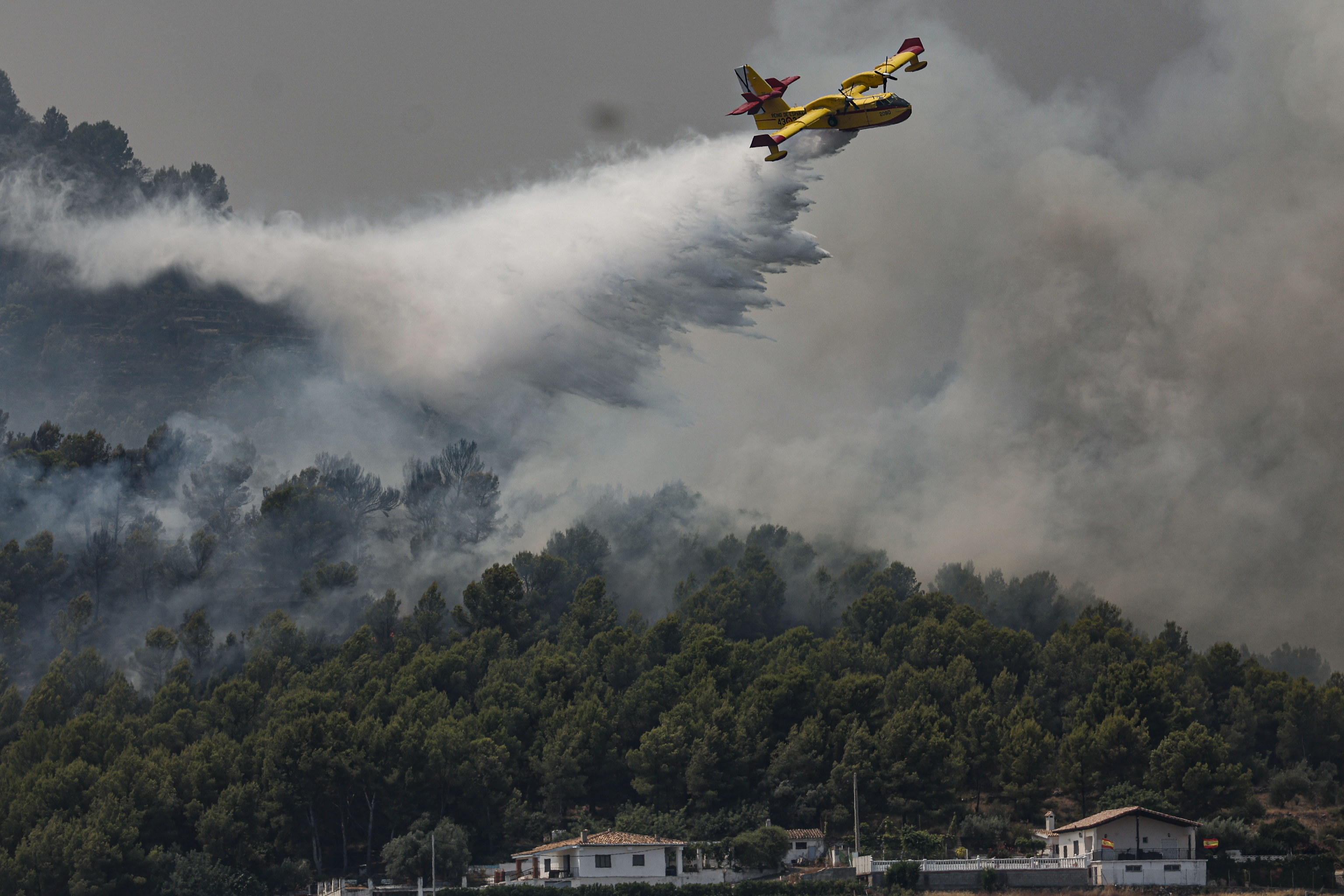 Un hidroavión realiza una descarga de agua en Betxí en el frente del incendio declarado en la Vall d'Uixó (Castellón).