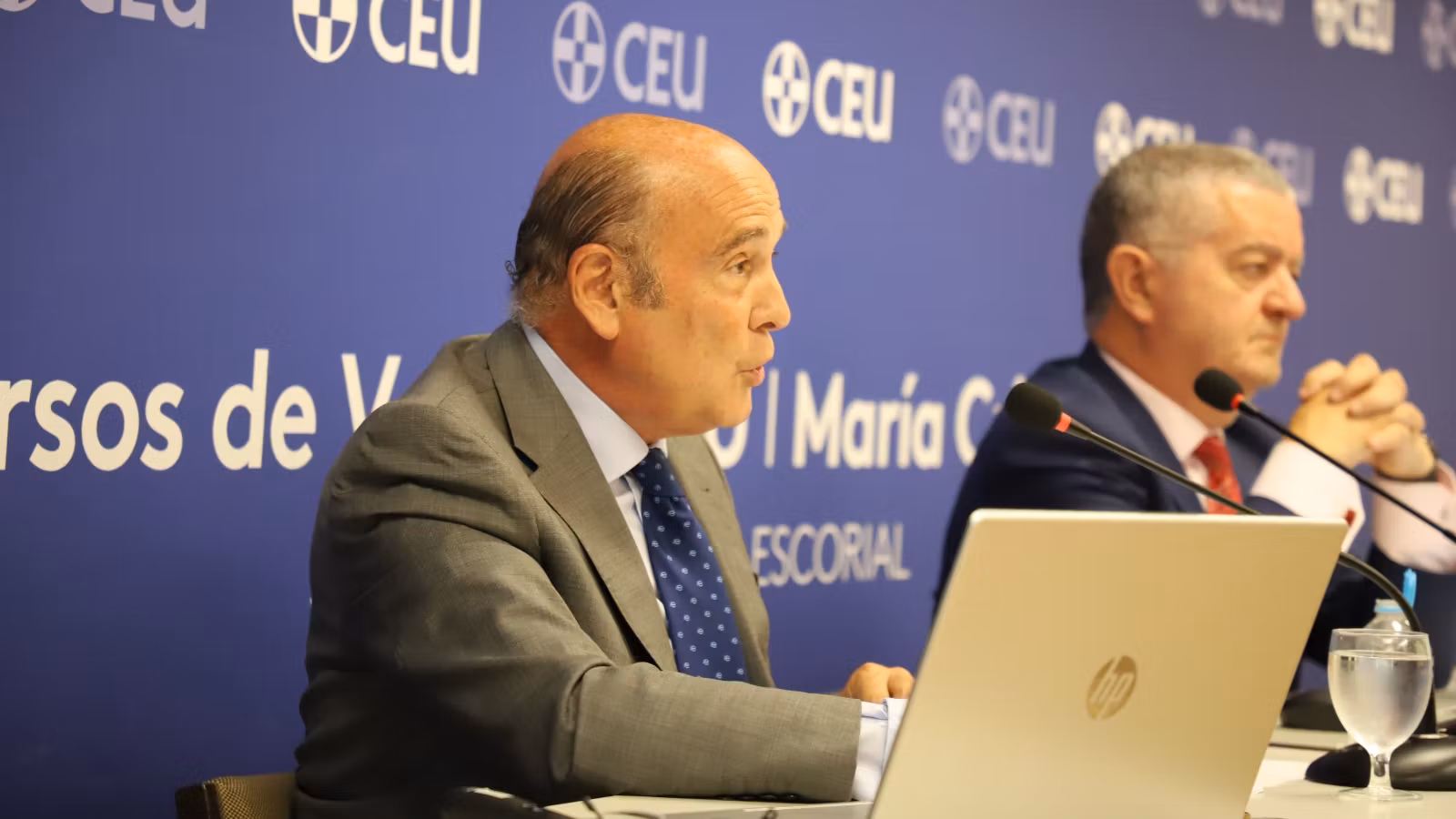 Pérez de los Cobos, durante la charla de los cursos de verano del CEU.