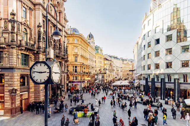 Callejon lleno de gente durante una tarde en Viena.