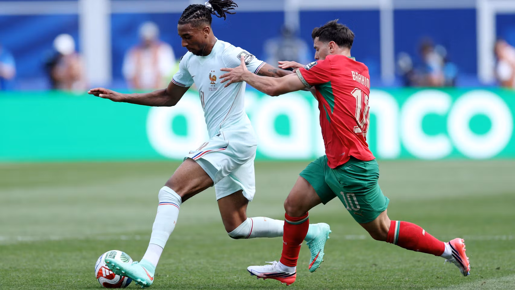 Olise trata de marcharse ante Brahim Díaz.