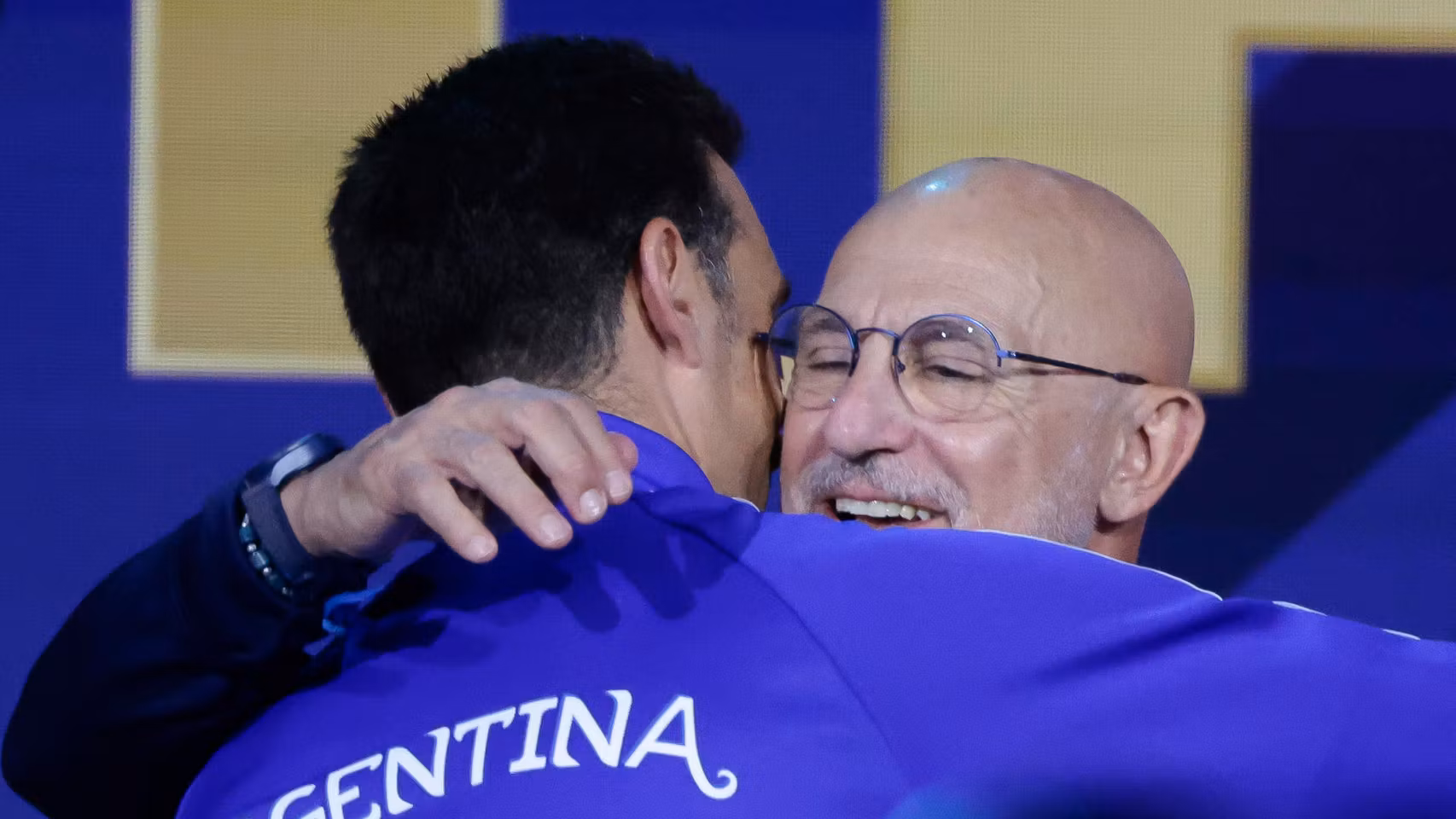 Luis de la Fuente y Lionel Scaloni se abrazan en el acto previo a la final del Mundial.
