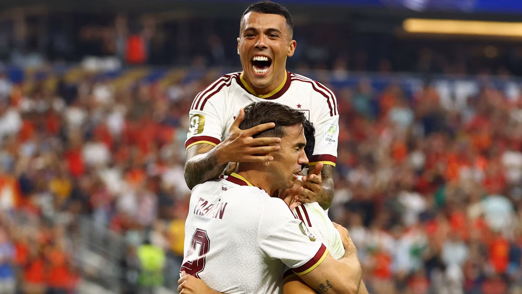 Los jugadores de España celebran el gol de Mikel Merino ante Portugal.