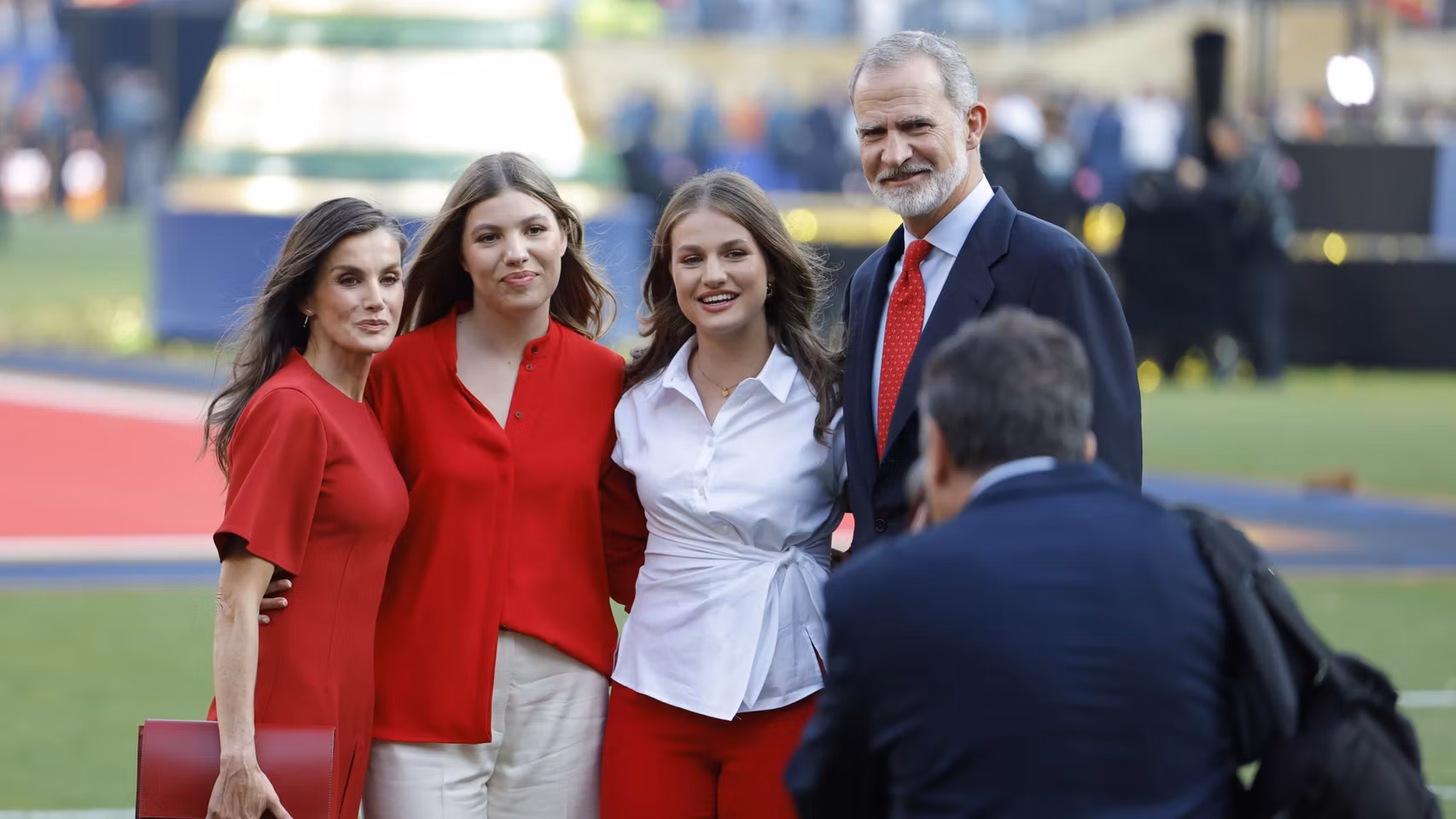 El rey Felipe VI, la reina Letizia, la princesa Leonor y la infanta Sofía posan en el campo este domingo, tras la final del Mundial de la FIFA 2026 entre España y Argentina en el estadio MetLife en East Rutherford (NJ, EE.UU.)