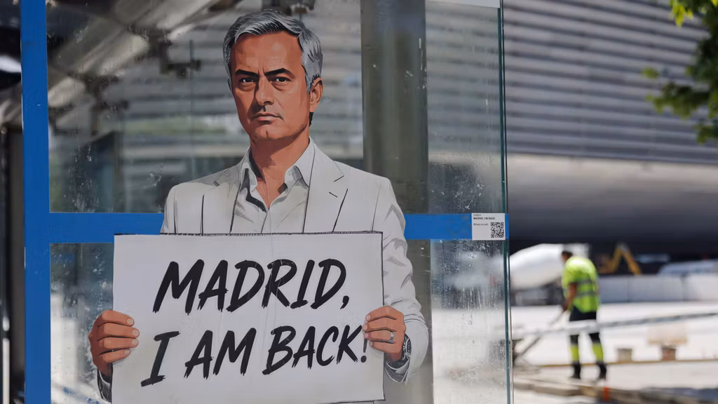 La figura de Mourinho, en una marquesina de los aledaños del Bernabéu.