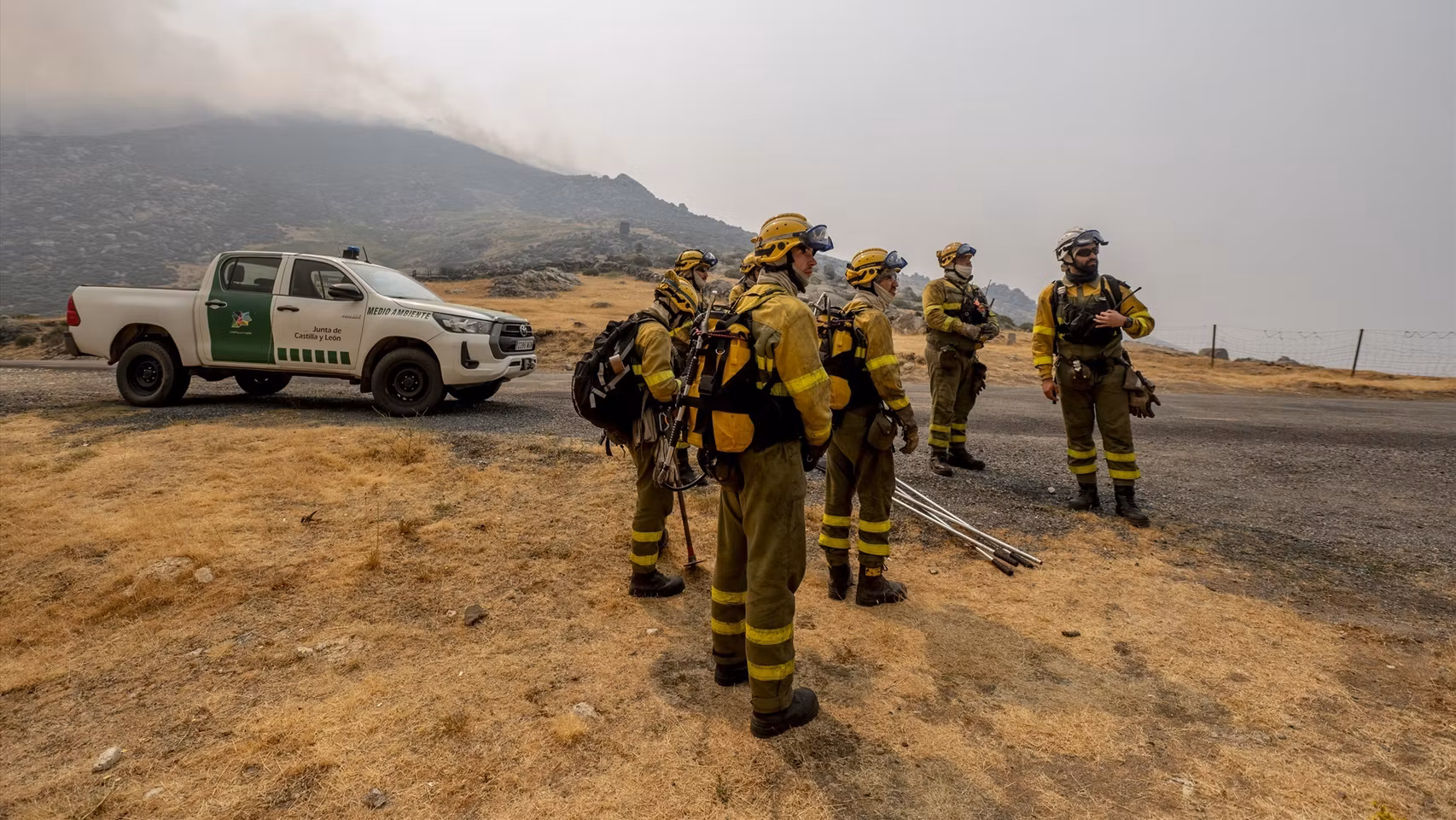 Bomberos de Castilla y León trabajan en labores de extinción en Mijares, Ávila.