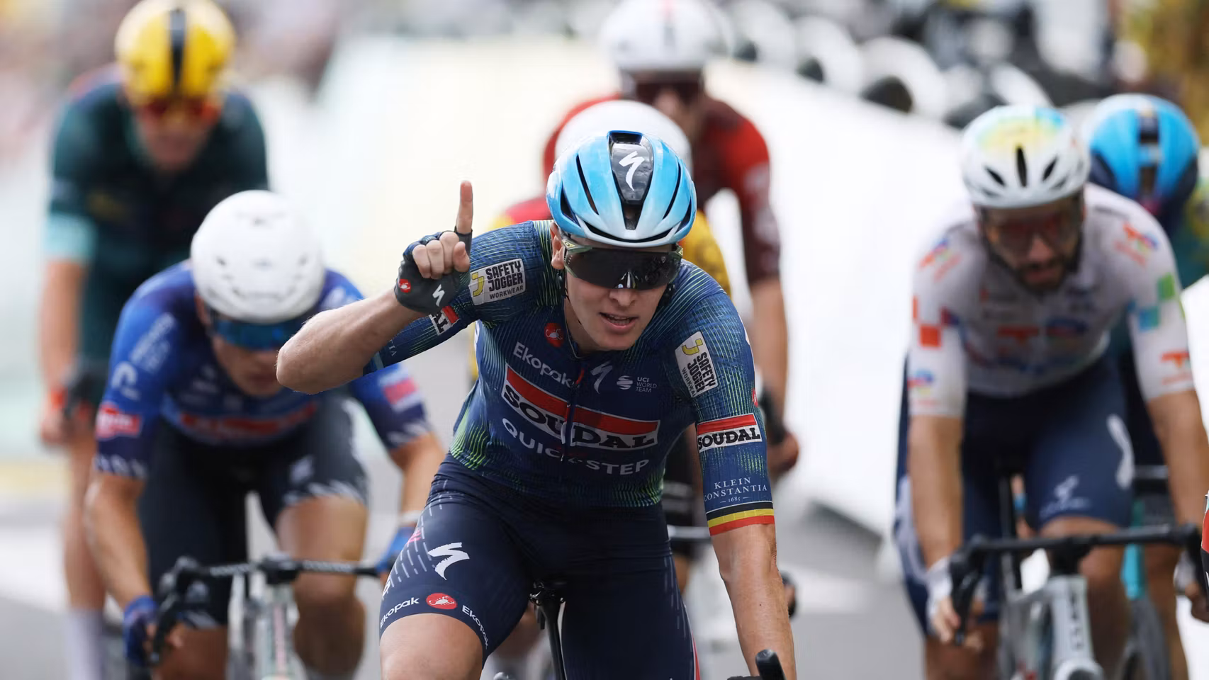 Tim Merlier celebra su victoria en la etapa 12 del Tour de Francia.