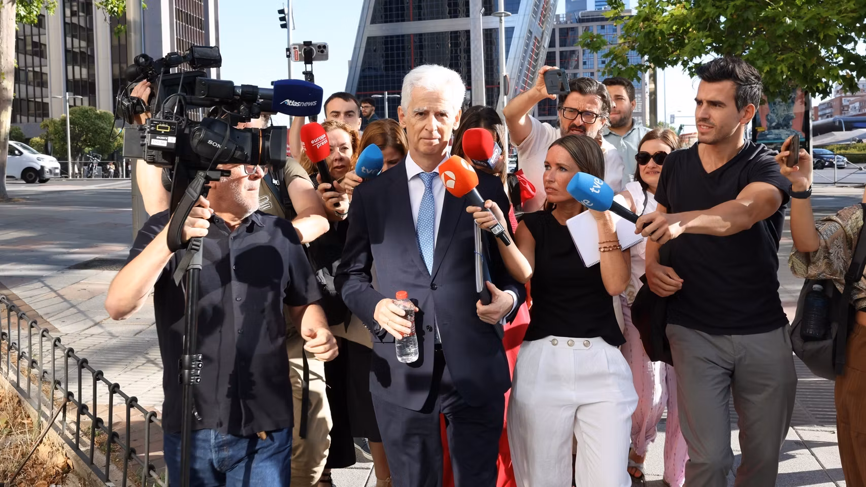 El vicepresidente de la Sociedad Estatal de Participaciones Industriales (SEPI), Bartolomé Lora (c), a su llegada a los juzgados de Plaza Castilla, a 3 de julio de 2026, en Madrid