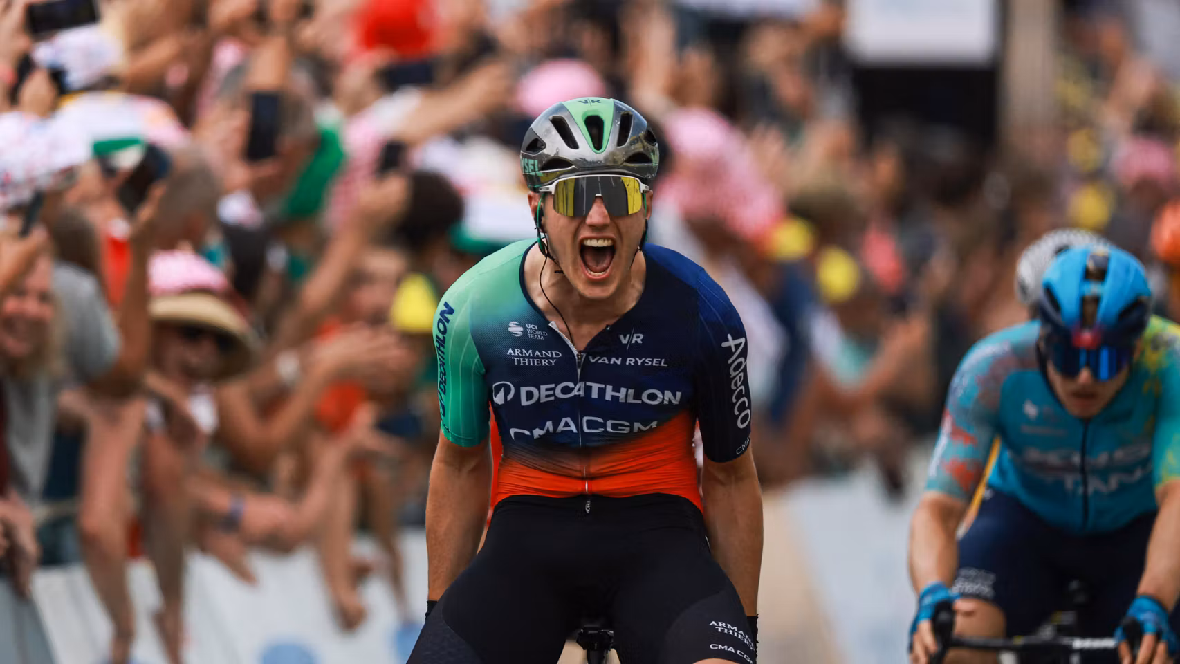 Olav Kooij celebra su primera victoria en el Tour de Francia 2026.