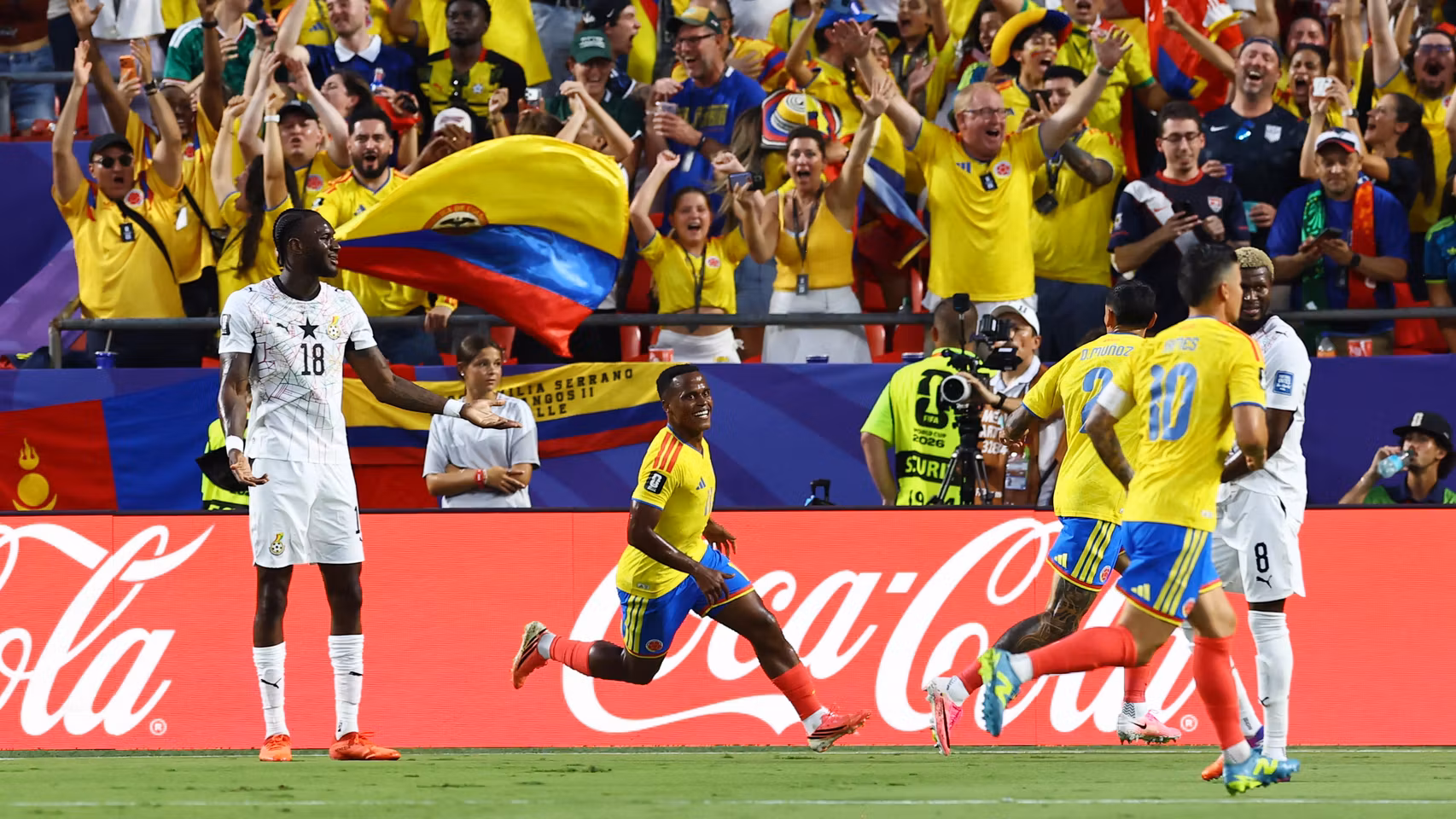 Los colombianos celebran el gol de Jhon Arias.