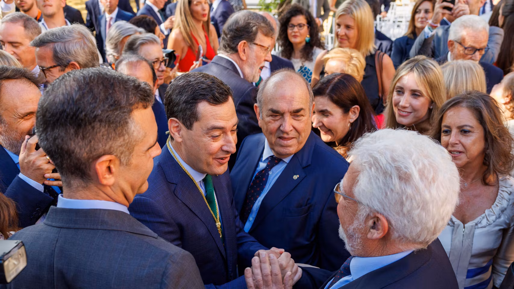 Moreno saluda a varios asistentes a San Telmo, entre ellos Rajoy y el presidente de Asaja en Andalucía.
