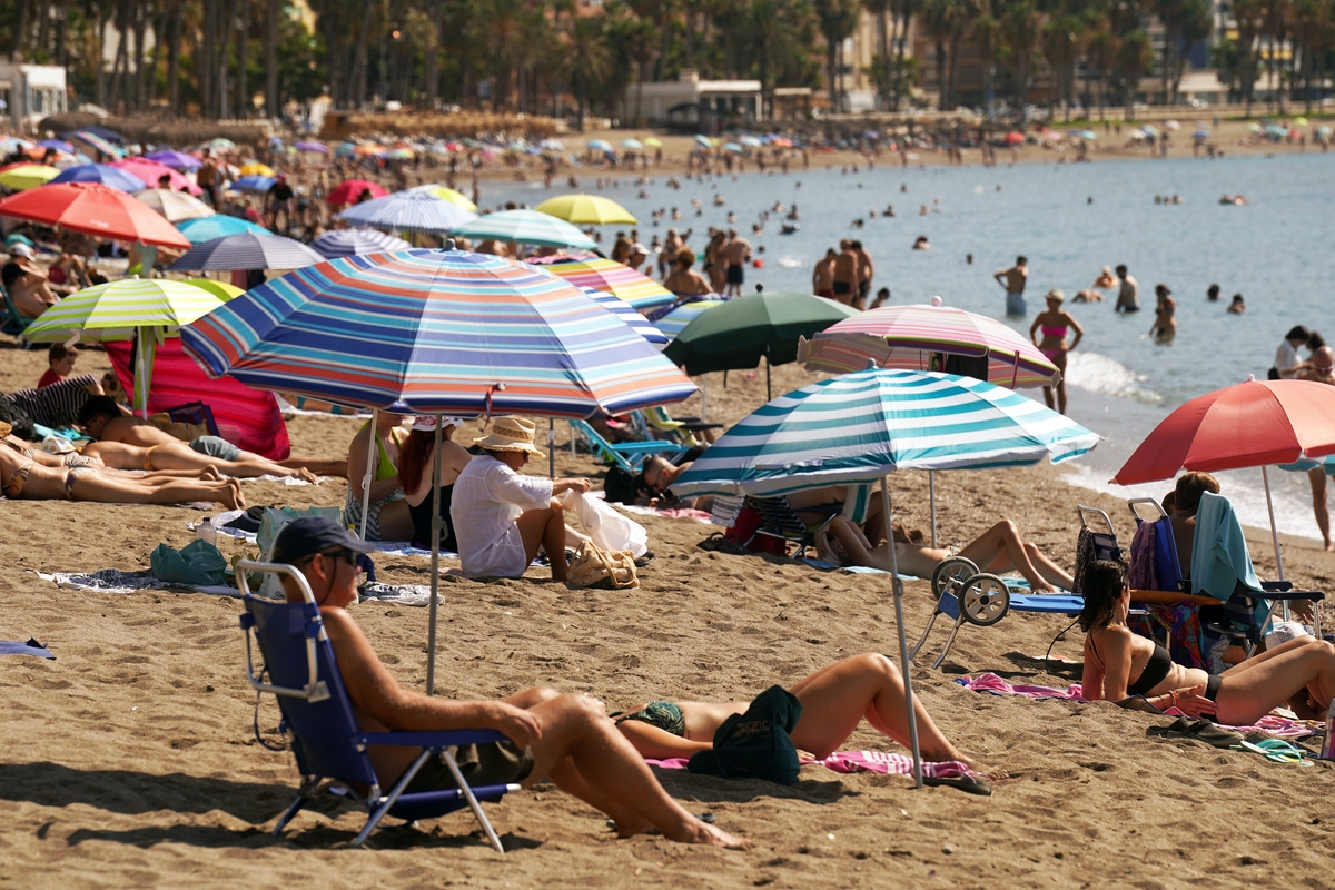 Familias se bañan y toman el sol en la playa de La Malagueta.
