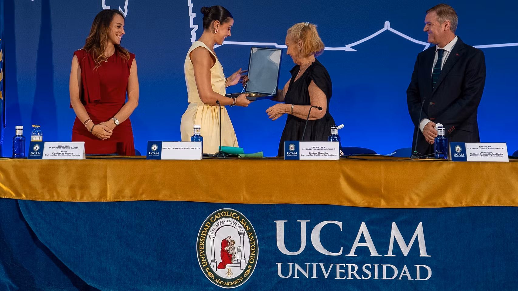Carolina Marín obtiene un reconocimiento durante el acto de graduación de la UCAM en el Palacio de los Deportes de Murcia.