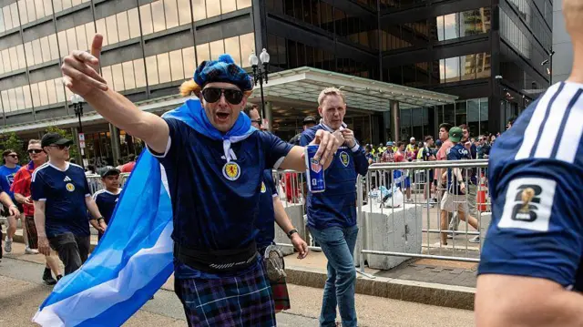 Miembros del Tartan Army se dirigen a la estación South Station para abordar los trenes con destino al Boston Stadium y presenciar el próximo partido de la Copa del Mundo entre Escocia y Marruecos en Boston, Massachusetts, el 19 de junio de 2026.