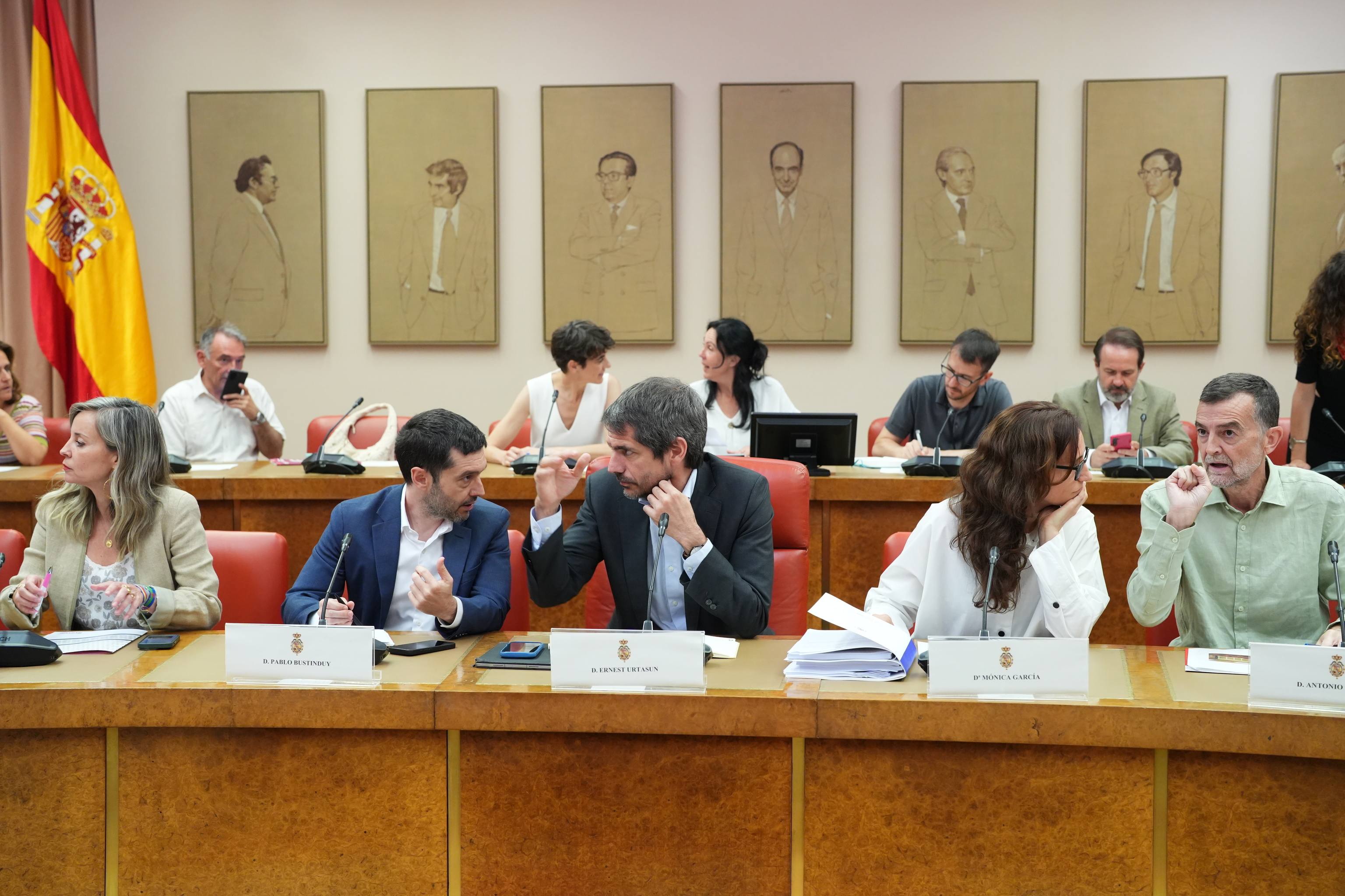 La portavoz parlamentaria de Sumar, Verónica Barbero, los ministros Pablo Bustinduy, Ernest Urtasun y Mónica García; y el líder de IU, Antonio Maíllo