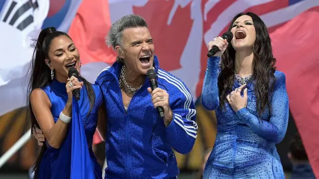 Nicole Scherzinger, Robbie Williams y Laura Pausini