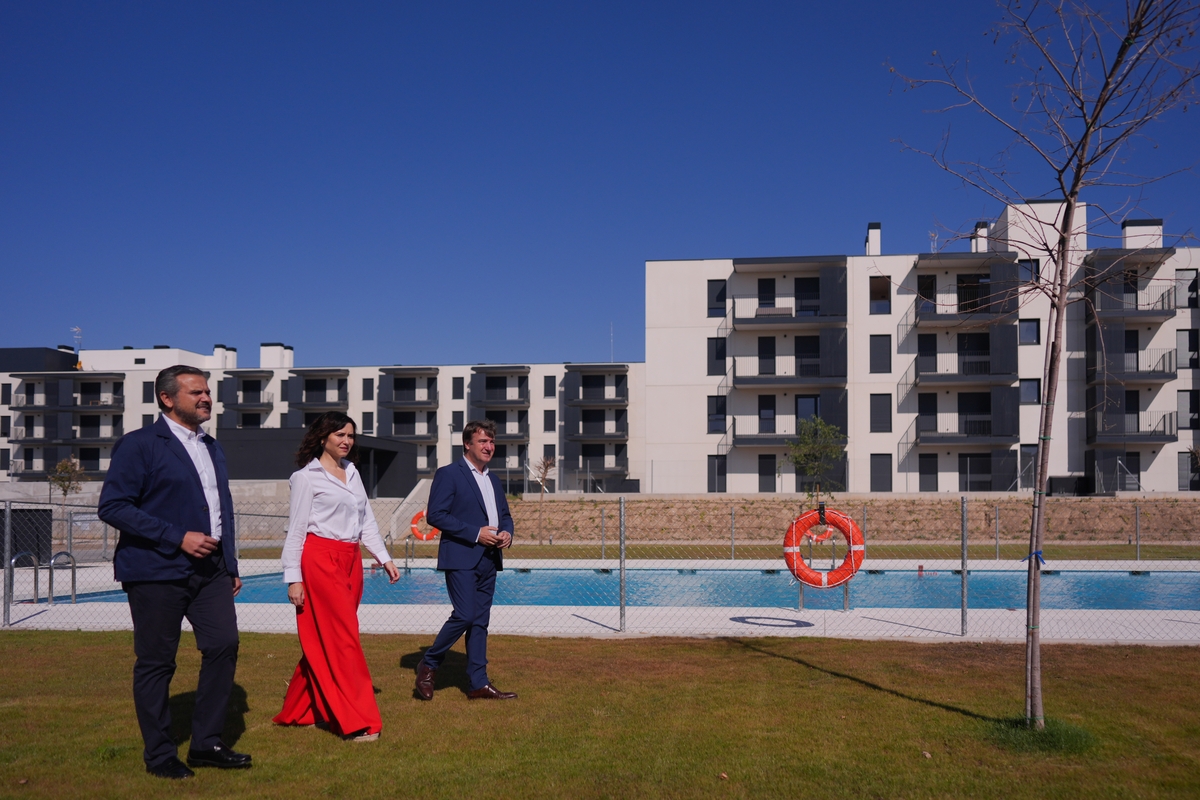 Isabel Díaz Ayuso, visitando unas viviendas del plan VIVE en el municipio de Tres Cantos