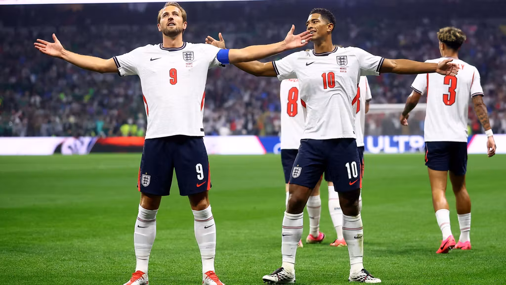 Bellingham celebra con Kane el gol marcado ante México.