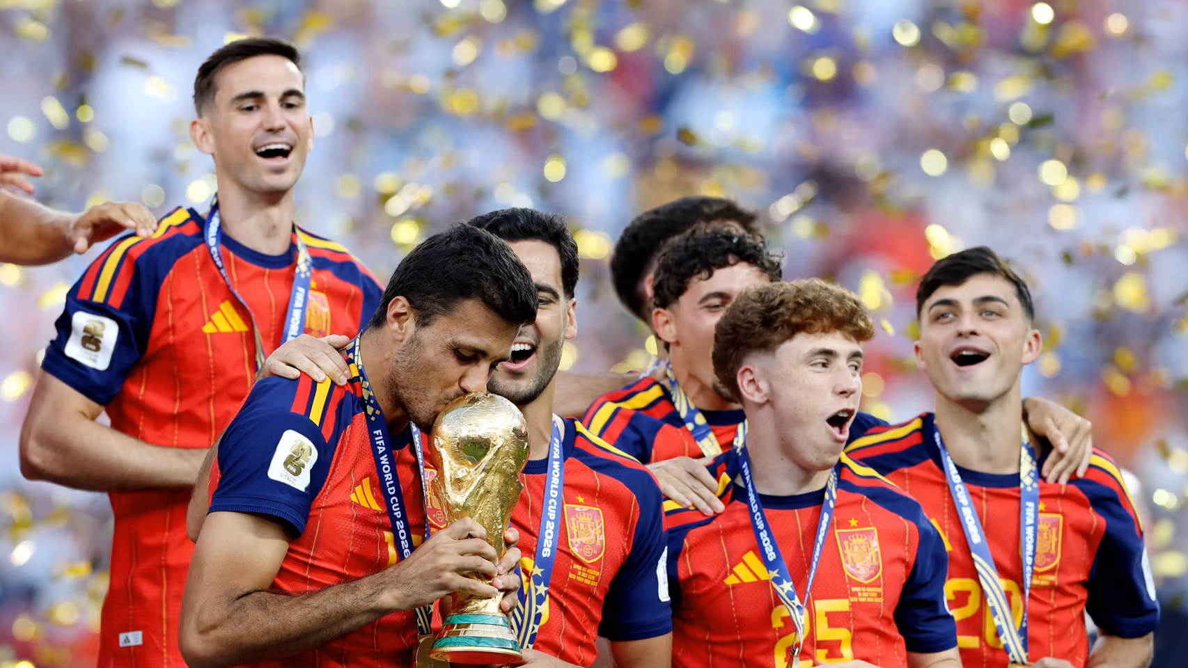 Rodri besa la Copa del Mundo ganada por España.