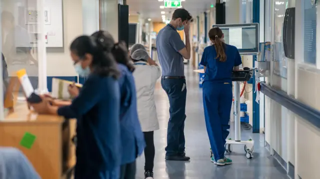 Personal médico en un hospital del Reino Unido