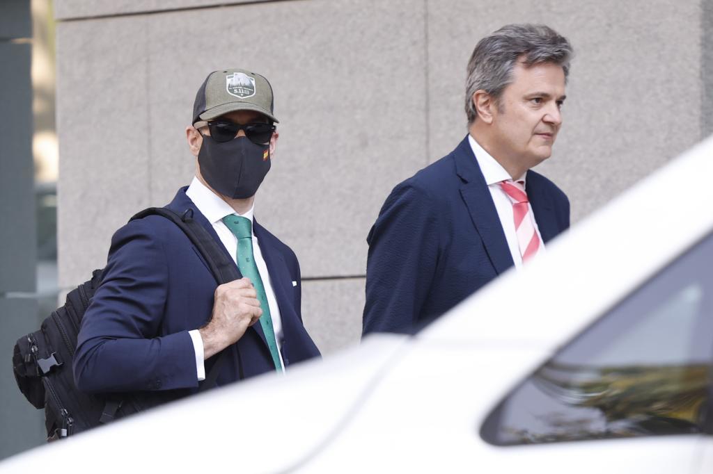 El comandante de la Guardia Civil Rubén Villalba (izqda.), este martes, a su llegada a la Audiencia Nacional.